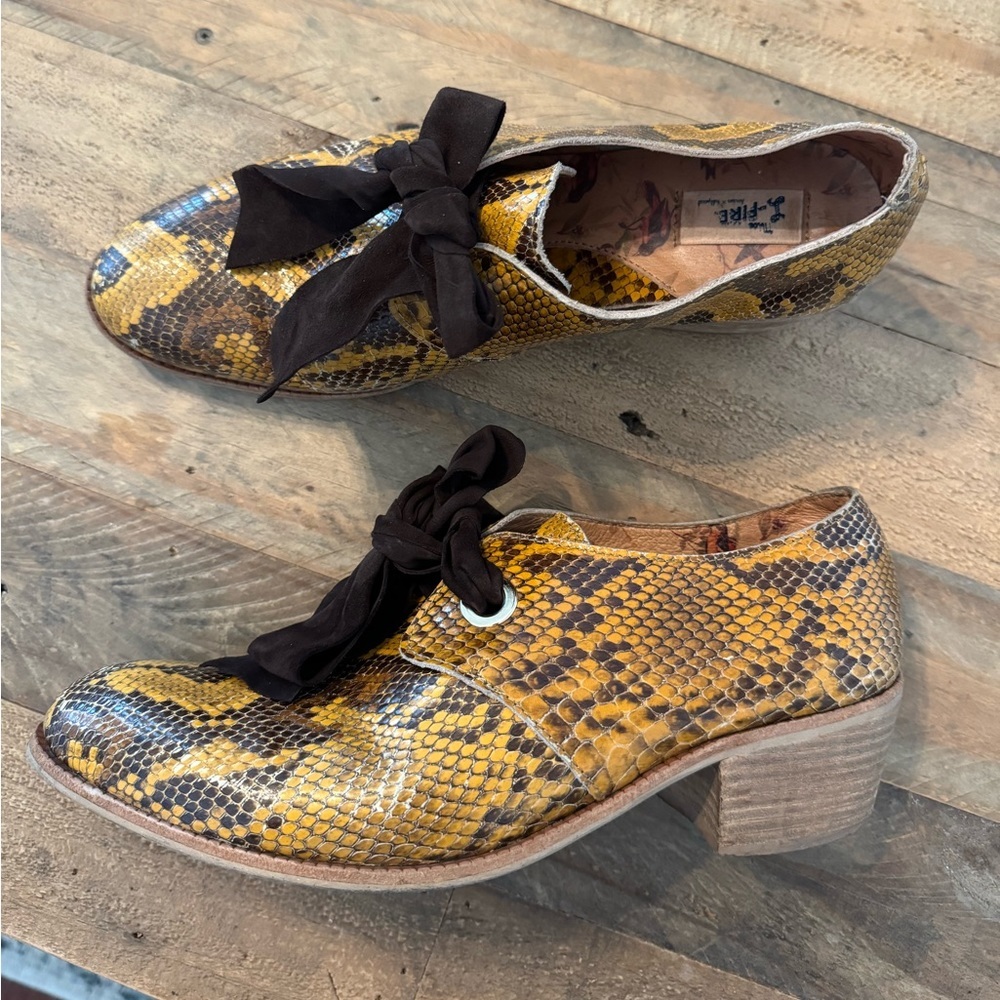 RARE Miss L-Fire Snakeskin Yellow Mule Heels Retro Rockabilly Pin-Up Size 11